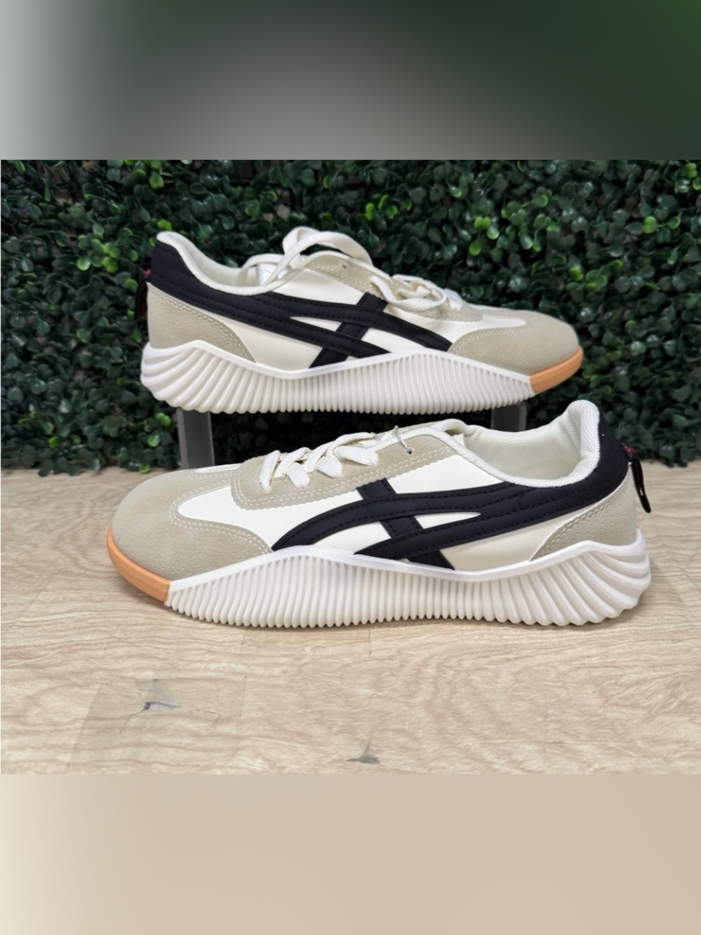 Women's Athletic Sneakers in White, Black and Beige Size 7